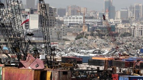 Il porto di Beirut devastato dalla potente esplosione dell’agosto 2020 (Afp)