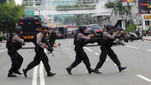 Agenti indonesiani durante un’operazione antiterrorismo