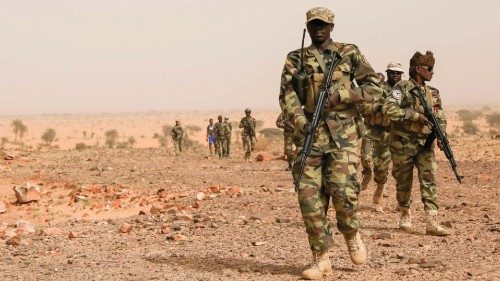 Militari ciadiani nel corso di un’operazione anti- terrorismo Militari ciadiani nel corso di un’operazione anti- terrorismo