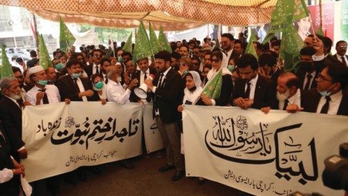 epa09156237 Pakistani lawyers shout slogans during a protest against France in Karachi, Pakistan, 24 ...