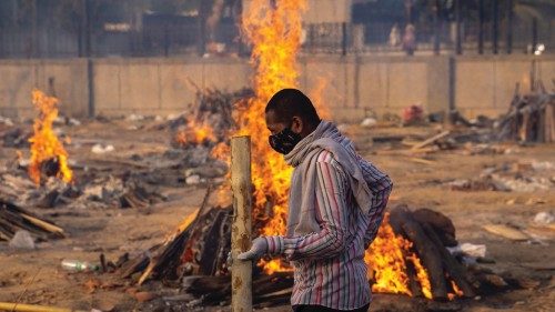 Pire funerarie in tutto il Paese. Non solo gli ospedali, anche i servizi funerari in India non riescono a tenere il passo con la corsa del covid (Reuters)