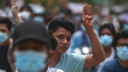 Manifestanti antigolpe a Mandalay (Reuters)