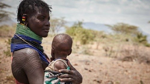 Una donna con il suo bambino in un villaggio del Kenya