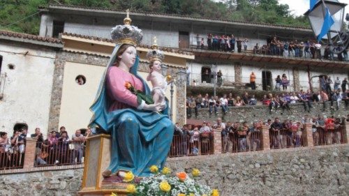 Un momento della festa della Madonna della Montagna al santuario di Polsi. Non c'erano i boss della ...