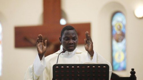 Sacerdote celebra messa a Lagos, in Nigeria. Una zona colpita da terrorismo e scontri etnici.