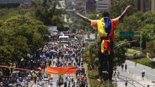 Manifestazioni di protesta in Colombia (Ansa)