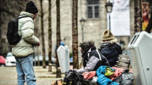 Un gruppo di senzatetto in una città europea. Nell’Ue sta aumentando il rischio povertà. Un gruppo di senzatetto in una città europea. Nell’Ue sta aumentando il rischio povertà.