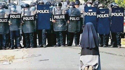 28 febbraio: a Myitkyina in Myanmar suor Anne Rose affronta in ginocchio i poliziotti 28 febbraio: a Myitkyina in Myanmar suor Anne Rose affronta in ginocchio i poliziotti