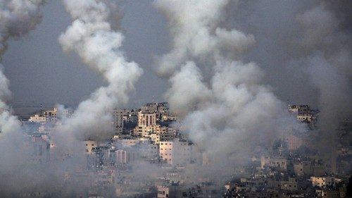 epaselect epa09189956 Rockets fired from Gaza fly towards Israel, in Gaza City, 10 May 2021. Sirens ...