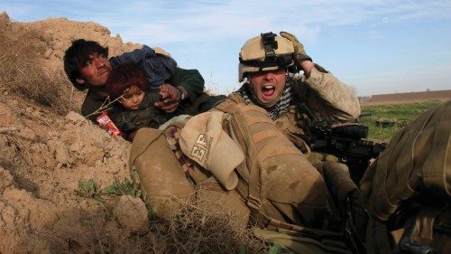 Alcuni civili afghani e un soldato Usa durante scontri nella provincia di Helmand ( Reuters) Alcuni civili afghani e un soldato Usa durante scontri nella provincia di Helmand ( Reuters)
