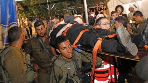 Soccorsi a un israeliano ferito da un razzo palestinese che ha colpito una sinagoga nell’insediamento di Givat Zeev (Afp) Soccorsi a un israeliano ferito da un razzo palestinese che ha colpito una sinagoga nell’insediamento di Givat Zeev (Afp)