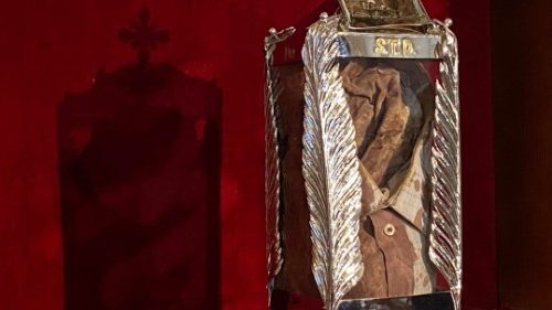 Il reliquiario con la camicia insanguinata del beato Rosario Livatino Il reliquiario con la camicia insanguinata del beato Rosario Livatino
