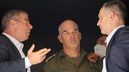 Il ministro degli Esteri tedesco, Heiko Maas (a destra), e il ministro degli Esteri israeliano, Gabi Ashkenazi (a sinistra), durante gli incontri di oggi (Afp)