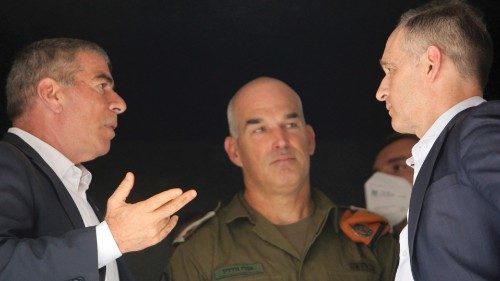 Il ministro degli Esteri tedesco, Heiko Maas (a destra), e il ministro degli Esteri israeliano, Gabi Ashkenazi (a sinistra), durante gli incontri di oggi (Afp) Il ministro degli Esteri tedesco, Heiko Maas (a destra), e il ministro degli Esteri israeliano, Gabi Ashkenazi (a sinistra), durante gli incontri di oggi (Afp)
