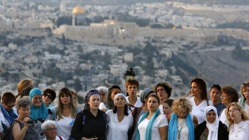 Alcune appartenenti al movimento di donne israeliane e arabe Women Wage Peace  riunite  a Gerusalemme il 27 luglio 2017 in uno dei loro incontri per chiedere una pace duratura  in quella martoriata terra  (Gali Tibbon /Afp)
