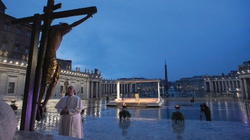 Papa Francesco in preghiera davanti al Crocifisso durante la Statio Orbis del 27 marzo 2020