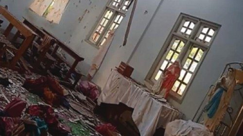 Le macerie della chiesa del Sacro Cuore a Kayanthayar (Handout /Kantarawaddy Times /Afp) Le macerie della chiesa del Sacro Cuore a Kayanthayar (Handout /Kantarawaddy Times /Afp)