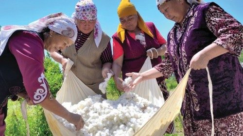 Coltivatrici di cotone sostenibile in Asia centrale