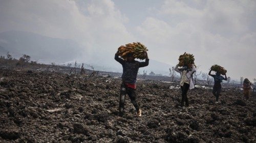 Congolesi in fuga dalla città di Goma (Epa)