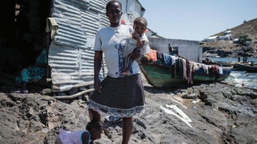 Una donna e i suoi figli a Migingo, 5 ottobre 2018
(YASUYOSHI CHIBA/AFP/Getty Images)