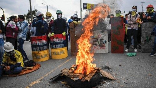 Presidio di manifestanti a Bogotà nel sesto giorno  di sciopero nazionale  (Afp)