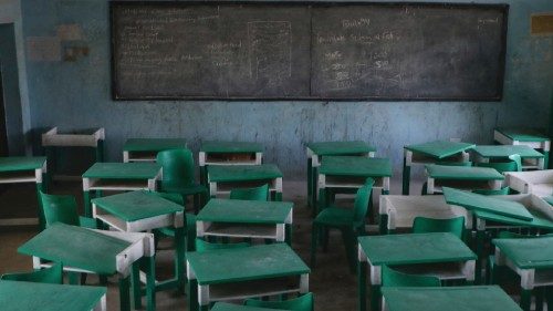 Un’aula deserta in un villaggio nigeriano dove,  nel  febbraio 2021, sono state sequestrate centinaia di studentesse (Kola Sulaimon/A)