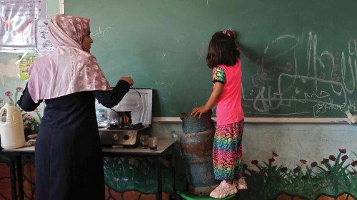 Una bambina scrive sulla lavagna in una scuola gestita dalle Nazioni Unite nella Striscia di Gaza (Afp)