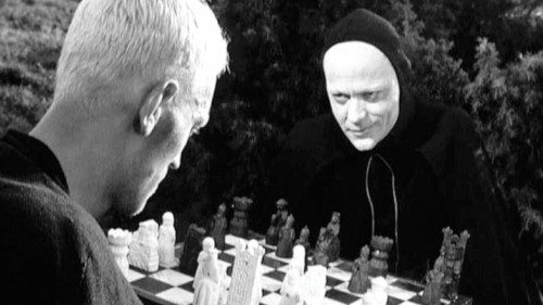 Un fotogramma dal capolavoro di Ingmar Bergman «Il Settimo Sigillo» (1957). Il cavaliere Antonius Block (Max von Sydow) gioca a scacchi con la morte (Nils Bengt Folke Ekerot) Un fotogramma dal capolavoro di Ingmar Bergman «Il Settimo Sigillo» (1957). Il cavaliere Antonius Block (Max von Sydow) gioca a scacchi con la morte (Nils Bengt Folke Ekerot)