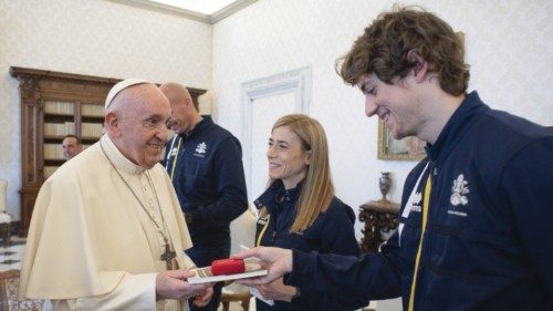 Il Papa consegna, con il Rosario, il libro pubblicato da «La Gazzetta dello Sport» ad Athletica Vaticana (29 maggio)