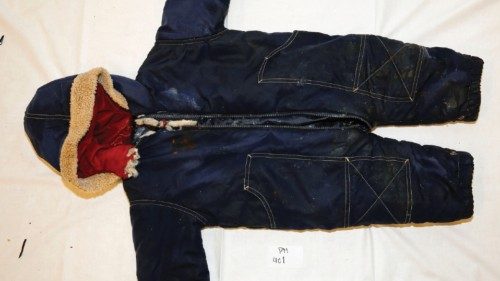 La tutina di Artin, il bambino migrante di 15 mesi morto in un naufragio nel canale della Manica (Reuters) La tutina di Artin, il bambino migrante di 15 mesi morto in un naufragio nel canale della Manica (Reuters)