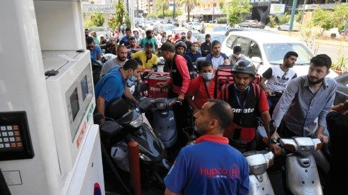 Fo l l a a un distributore di benzina a Beirut. Da settimane il Libano soffre una grave carenza di carburante (Epa) Fo l l a a un distributore di benzina a Beirut. Da settimane il Libano soffre una grave carenza di carburante (Epa)