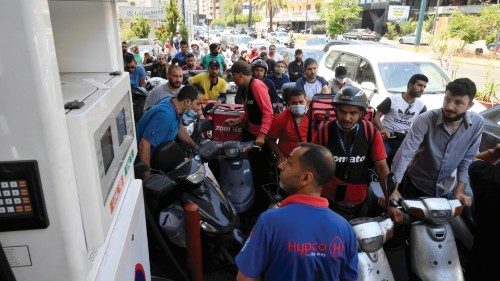 Fo l l a a un distributore di benzina a Beirut. Da settimane il Libano soffre una grave carenza di carburante (Epa)