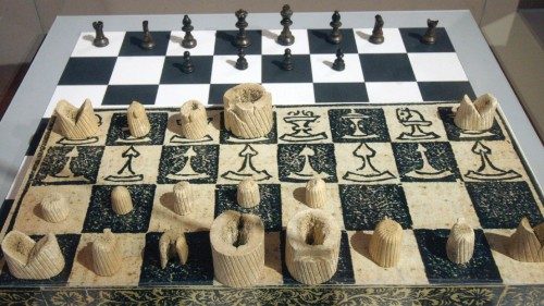 Un set per scacchi in osso risalente ad epoca romana, composto da pedoni cavalli, torri e re custodito nel Museo archeologico di Venafro Un set per scacchi in osso risalente ad epoca romana, composto da pedoni cavalli, torri e re custodito nel Museo archeologico di Venafro