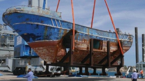 Porto di Augusta: il relitto dell’imbarcazione naufragata nel 2015 Porto di Augusta: il relitto dell’imbarcazione naufragata nel 2015