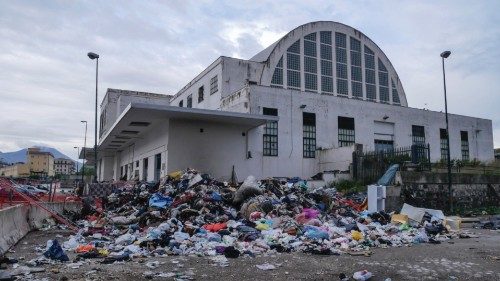 degrado fuori mercato ittico di largo marinella  - degrado fuori mercato ittico di largo marinella  ...