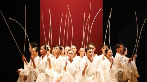 Una scena del balletto «Nine Songs», omaggio al poeta Qu Yuan (2007) Una scena del balletto «Nine Songs», omaggio al poeta Qu Yuan (2007)