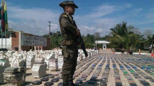 Soldato colombiano sorveglia un deposito di cocaina sequestrata