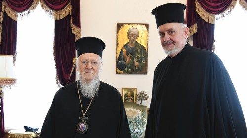 Il metropolita Emmanuel (a destra) con il patriarca Bartolomeo Il metropolita Emmanuel (a destra) con il patriarca Bartolomeo