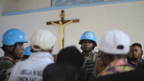 Caschi blu delle Nazioni Unite nella chiesa di Beni (Afp)