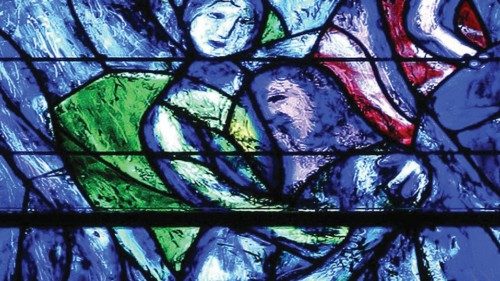 Particolare di una delle celebri vetrate di Marc Chagall nella chiesa di Fraumünster a Zurigo