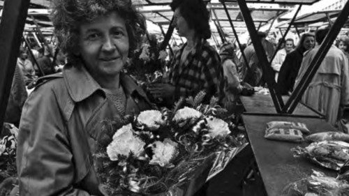 «La fioraia di Sarajevo» fotografata da Mario Boccia «La fioraia di Sarajevo» fotografata da Mario Boccia