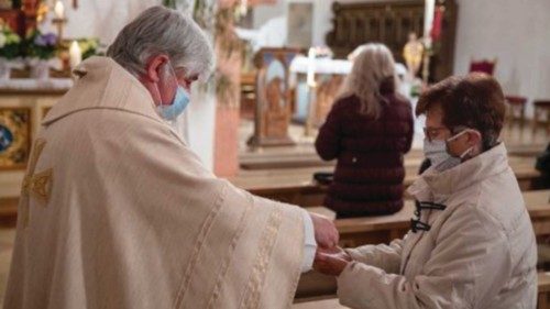 Roma, 18 mag. (askanews) - Igienizzanti agli ingressi, divieto di accesso per chi ha febbre ... Roma, 18 mag. (askanews) - Igienizzanti agli ingressi, divieto di accesso per chi ha febbre ...