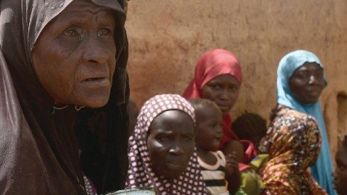 Un gruppo di donne di un villaggio della regione di Tillabéri attaccato il 20 maggio 2020 (Boureima Hama/Ap)