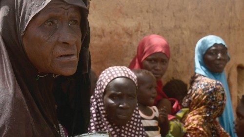 Un gruppo di donne di un villaggio della regione di Tillabéri attaccato il 20 maggio 2020 (Boureima Hama/Ap) Un gruppo di donne di un villaggio della regione di Tillabéri attaccato il 20 maggio 2020 (Boureima Hama/Ap)