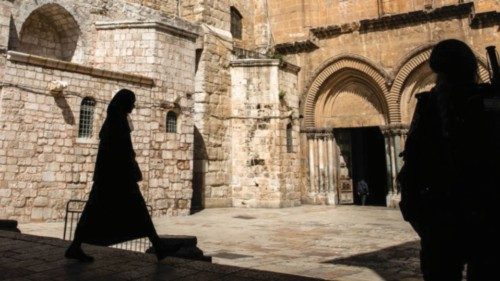 Il sagrato della basilica del Santo Sepolcro. Gerusalemme spera che torni presto a riempirsi di pellegrini Il sagrato della basilica del Santo Sepolcro. Gerusalemme spera che torni presto a riempirsi di pellegrini