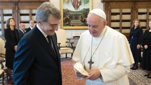 David Sassoli mentre dona a Papa Francesco nell’udienza  del 26 giugno scorso  l’edizione originale  del libro 