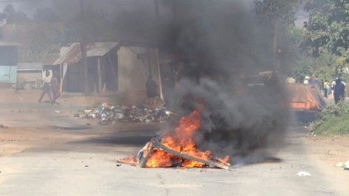 una barricata incendiata durante le proteste nella capitale Mbabane  (foto Afp)