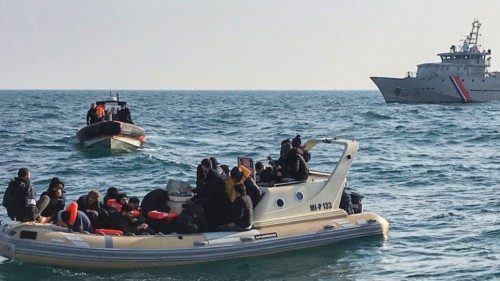 Imbarcazione carica di migranti soccorsa nel Canale della Manica.  Il numero di migranti che raggiungono  il Regno Unito è considerevolmente aumentato  nel corso degli ultimi due anni
