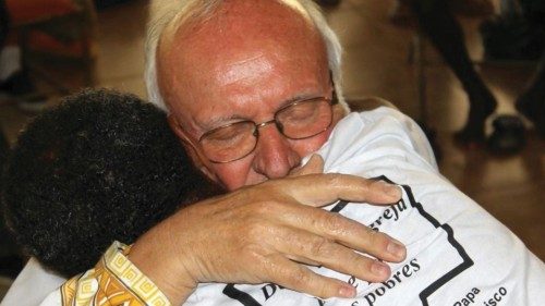 Padre Renato Chiera con uno dei suoi “meninos de rua” Padre Renato Chiera con uno dei suoi “meninos de rua”