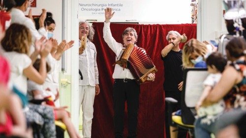 Roma, Policlinico Gemelli 13 07 2021
Ambrogio Sparagna in concerto spettacolo nel reparto Oncologia ... Roma, Policlinico Gemelli 13 07 2021
Ambrogio Sparagna in concerto spettacolo nel reparto Oncologia ...